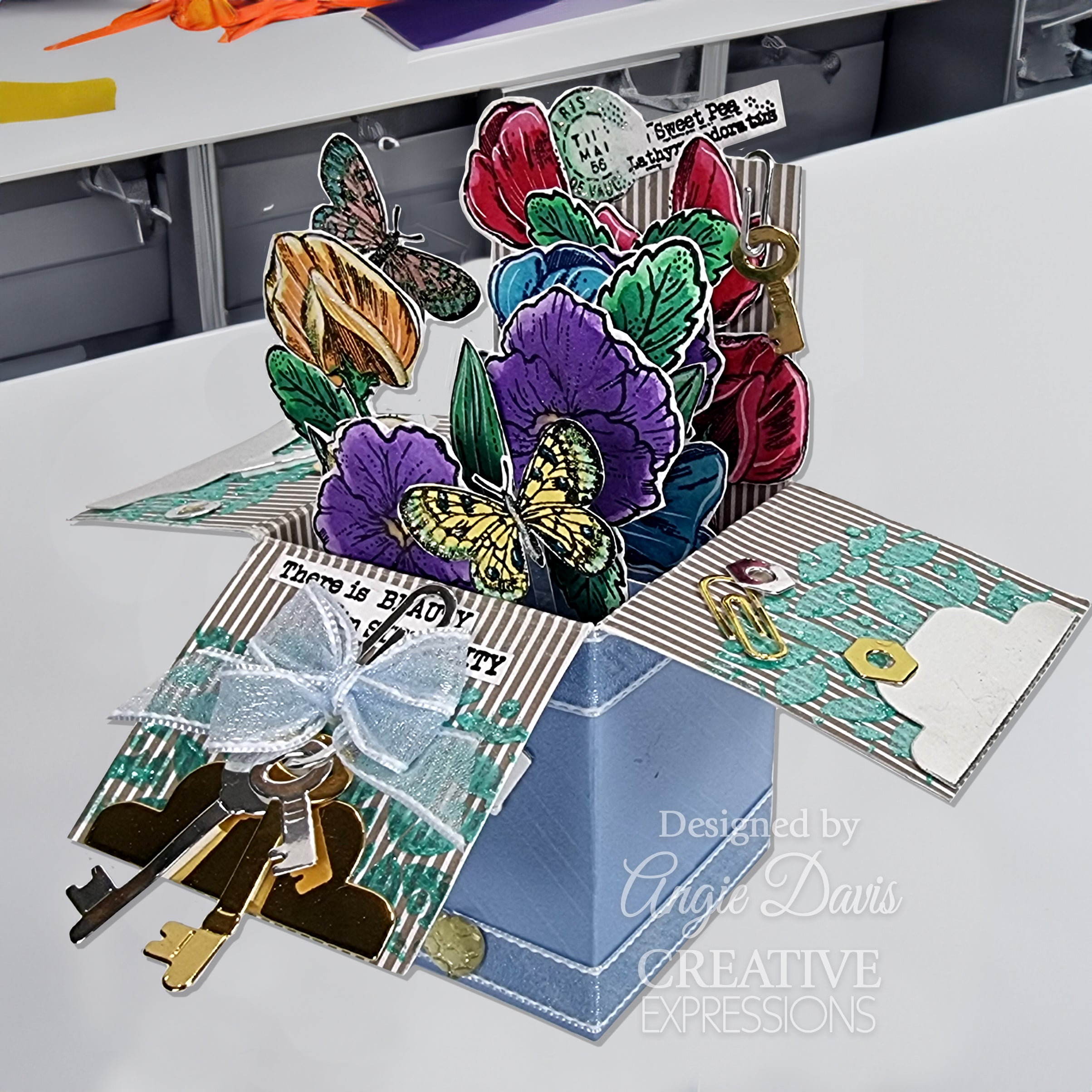 Woodware Mezzo 6 in x 6 in Stencil